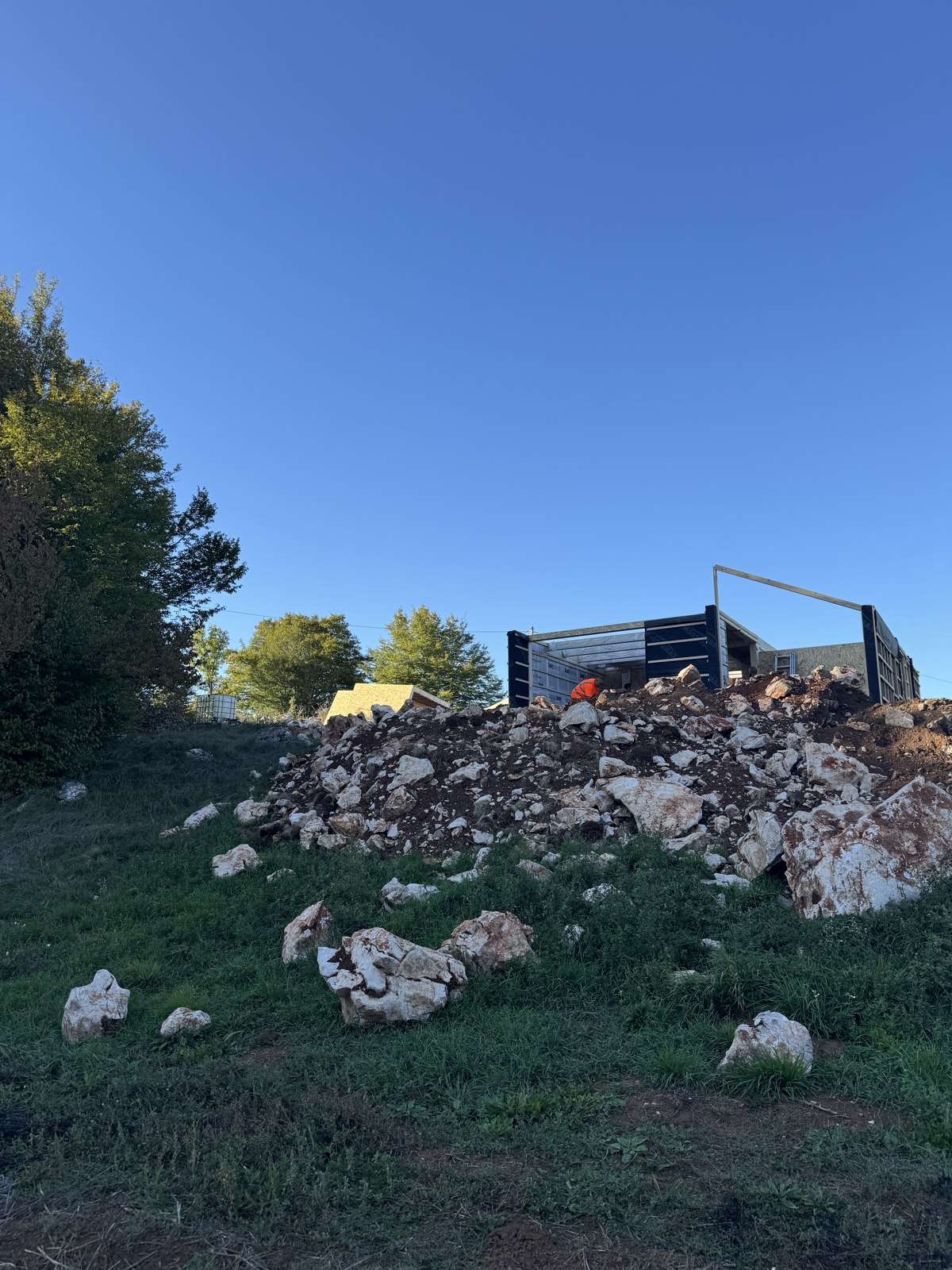 Kuća u gradnji i zemljani radovi