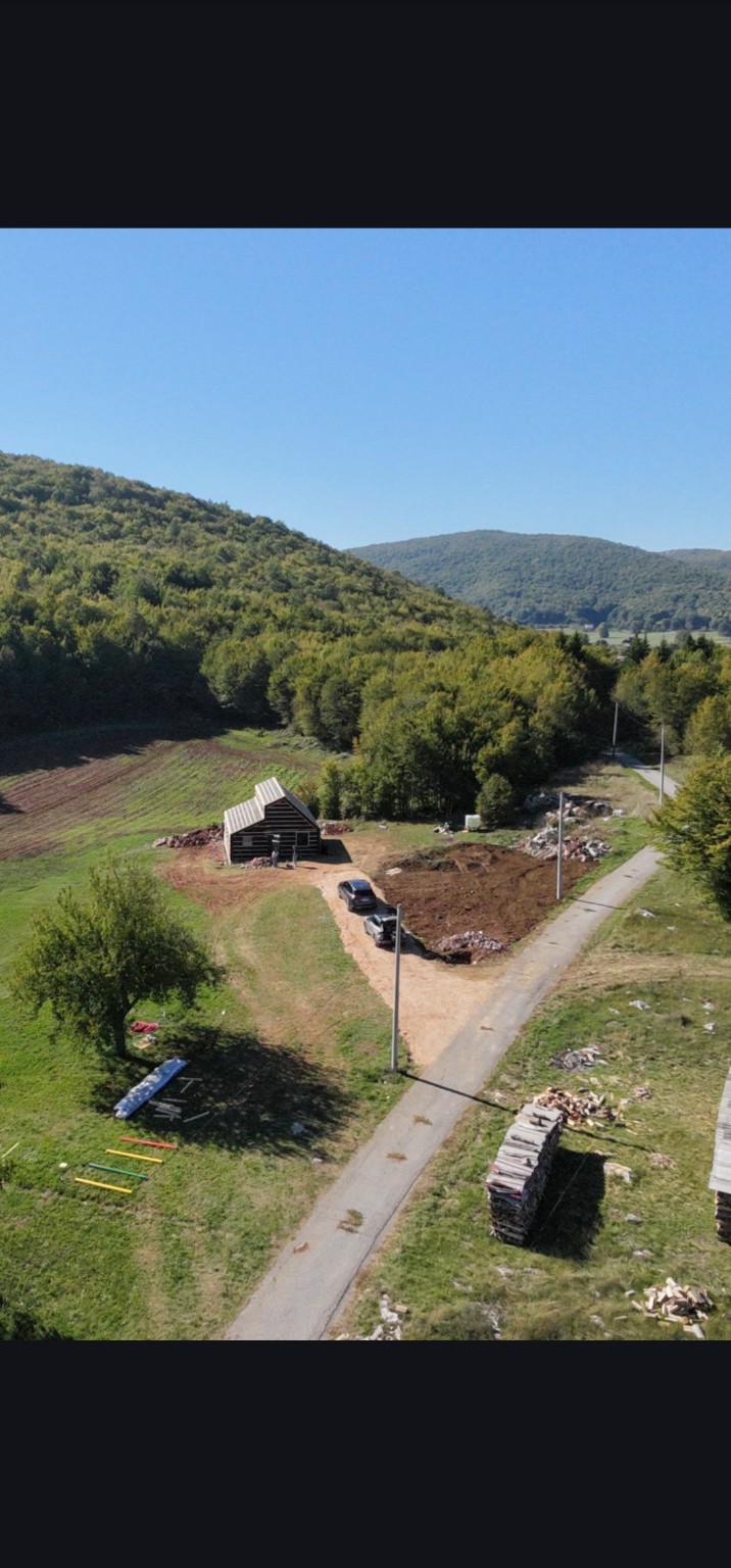 Dostavljena fotografija dronom: šuma, livada i prilaz